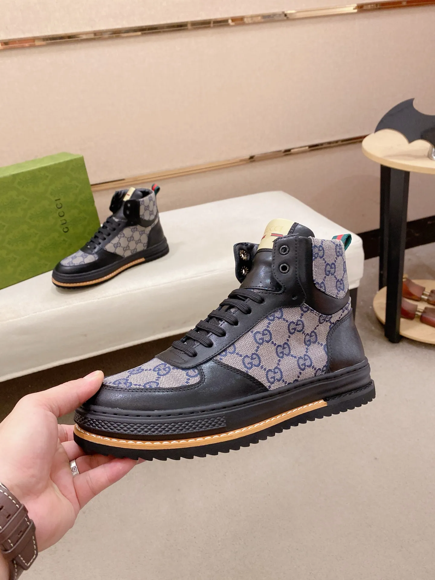 Men's shoes 💰 440 💰 High-quality new high-top GUCCI counters are on the market at the same time. The new men's shoes, 😘fabrics are selected imported cowhide, lining: sheepskin lining. 👍🏿 High-end ☄️ air-cushion molded anti-slip rubber outsole, exquisite lines, simple and elegant, comfortable and high-end for leisure travel. Code number: 38 to 44 (45 can be customized and cannot be returned or exchanged)